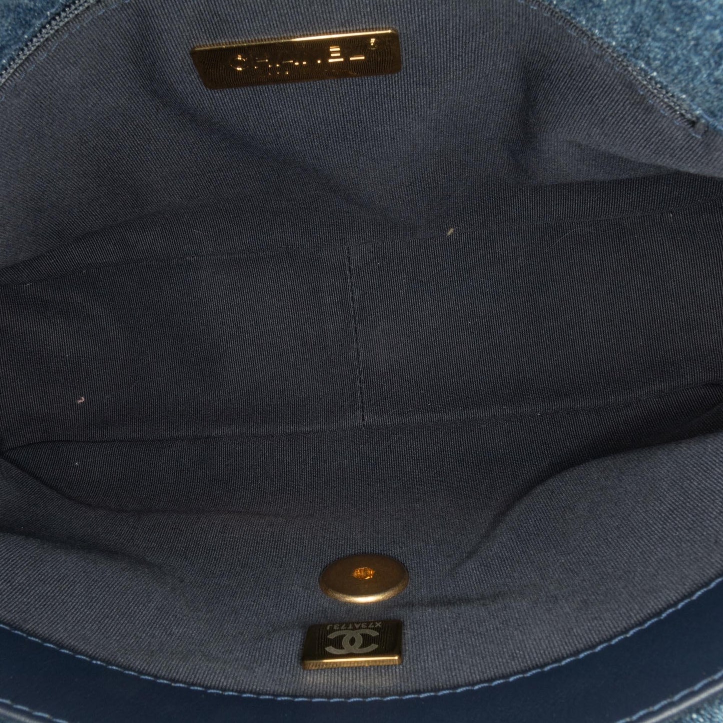 Chanel Medium 19 Flap (SHG-IFvKfN) Shoulder Bag