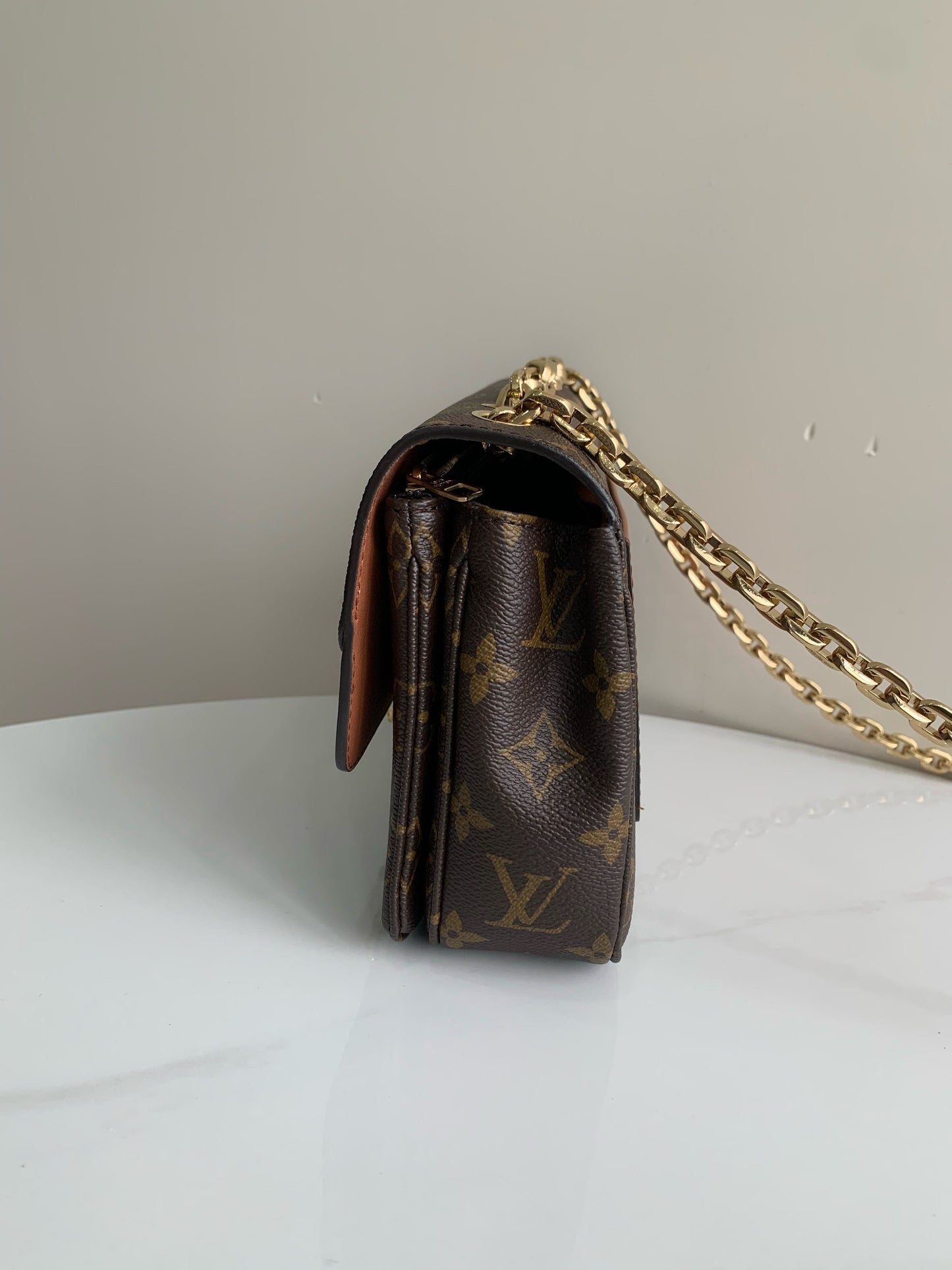 LOUIS VUITTONShoulder Bag
