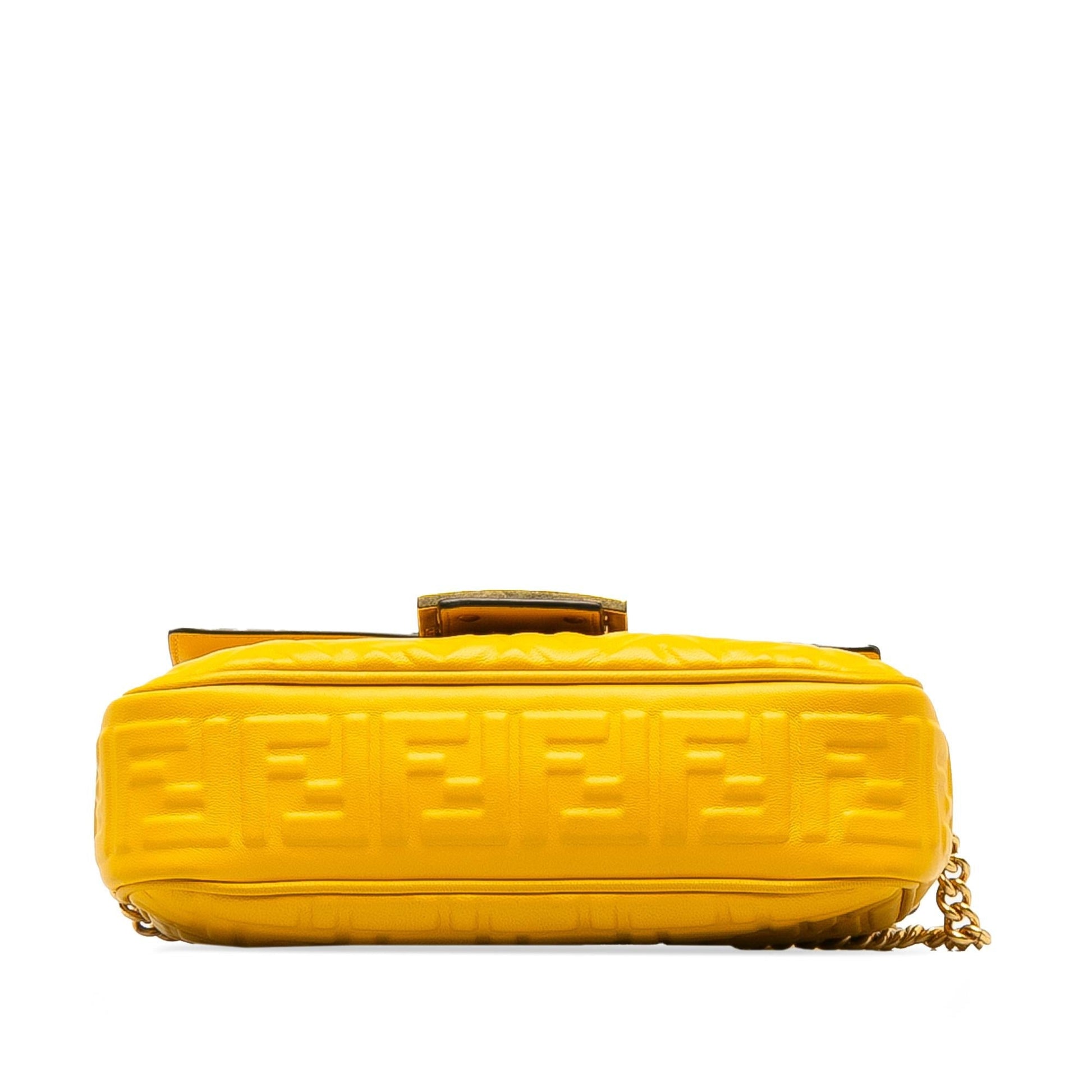 Fendi Zucca Embossed Chain Midi Baguette (SHG-nTVlfa)
