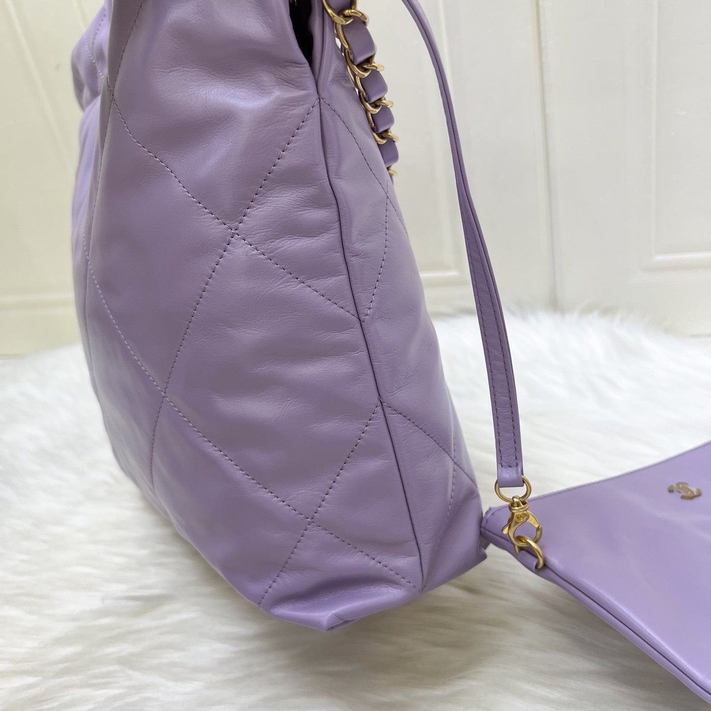 [Local Full Set - Un] Chanel 22 Small Hobo Handbag in 24P Lilac Shiny Calfskin and AGHW (Model: AS3260)