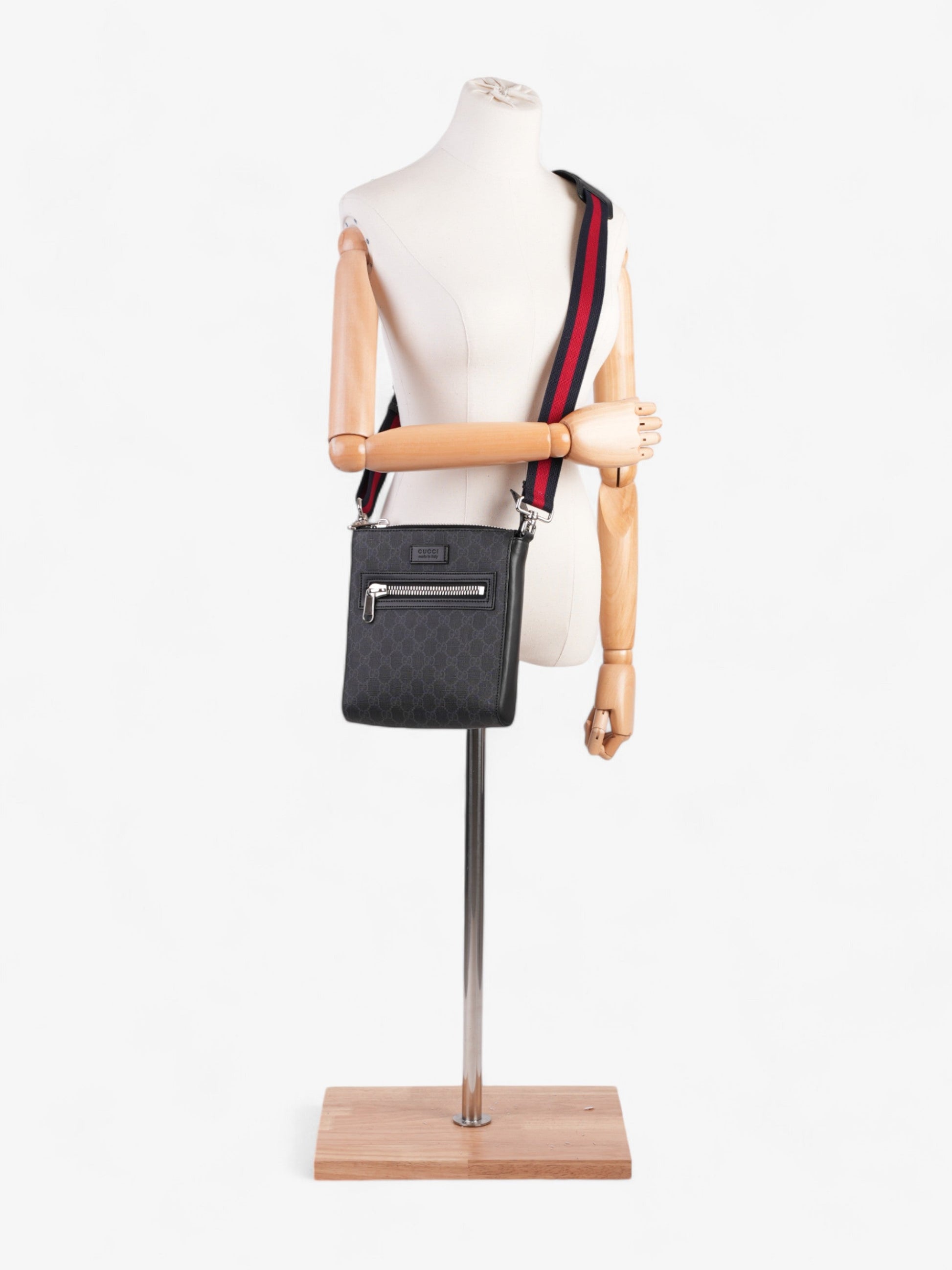 Gucci GG Messenger GG Supreme / Black Coated Canvas