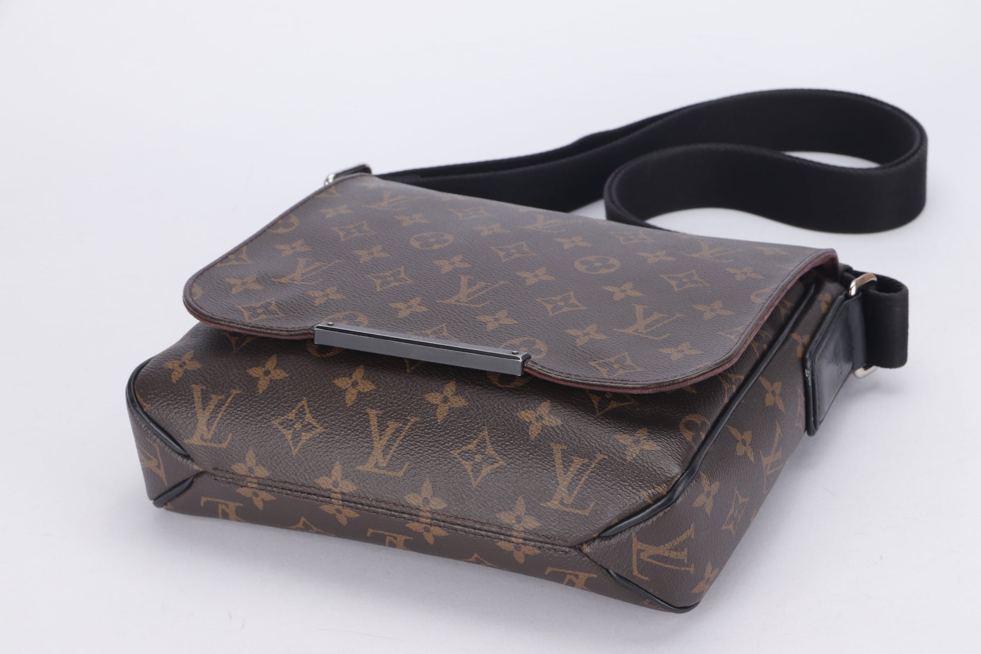 LOUIS VUITTON ( ) DISTRICT PM MONOGRAM CANVAS MESSENGER BAG ( ), NO DUST COVER