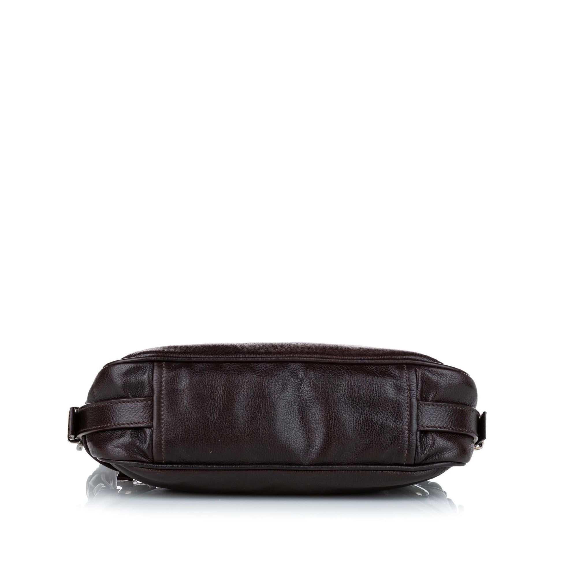 Prada Leather Baguette (SHG-heUfDp)