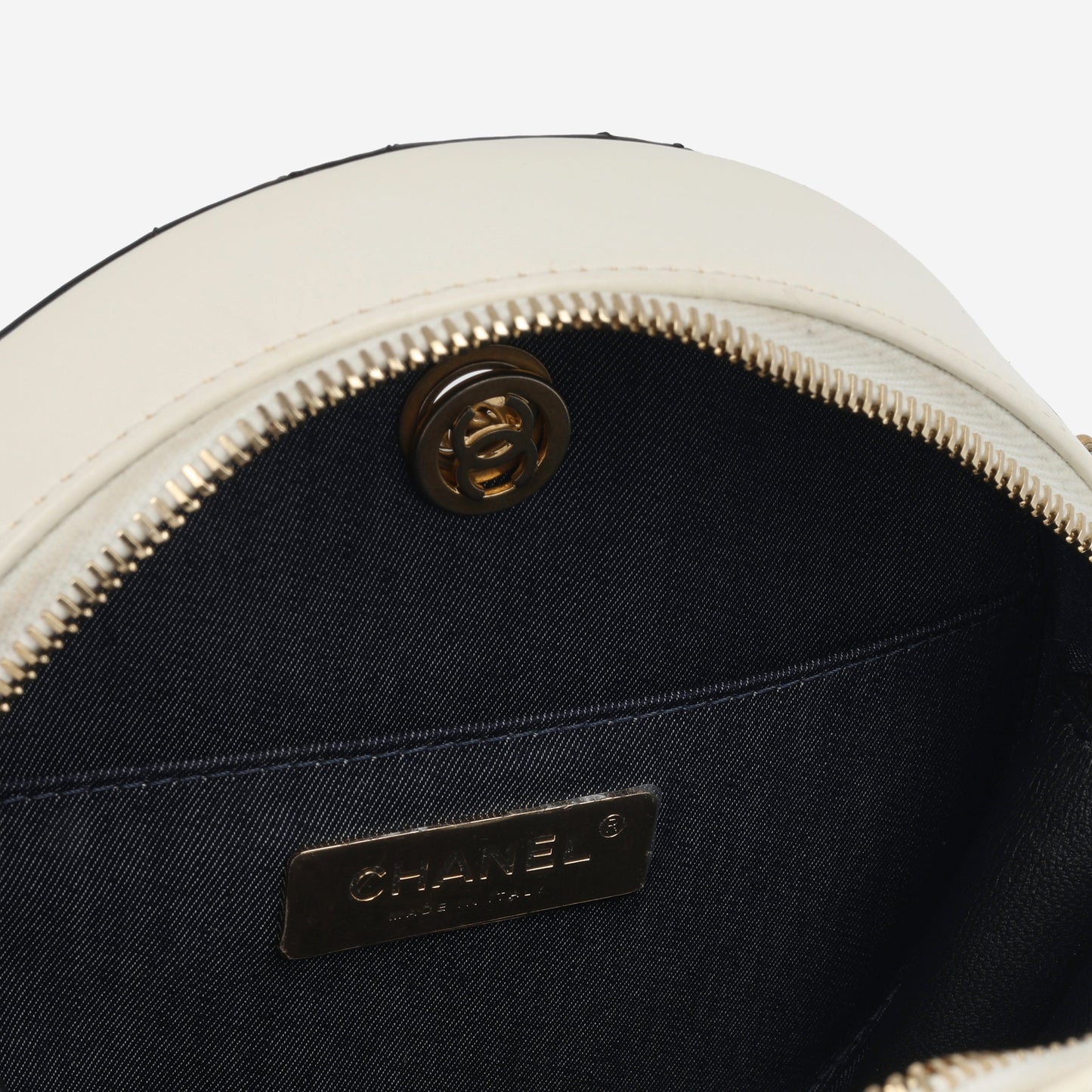 Chanel En Vogue Round Crossbody