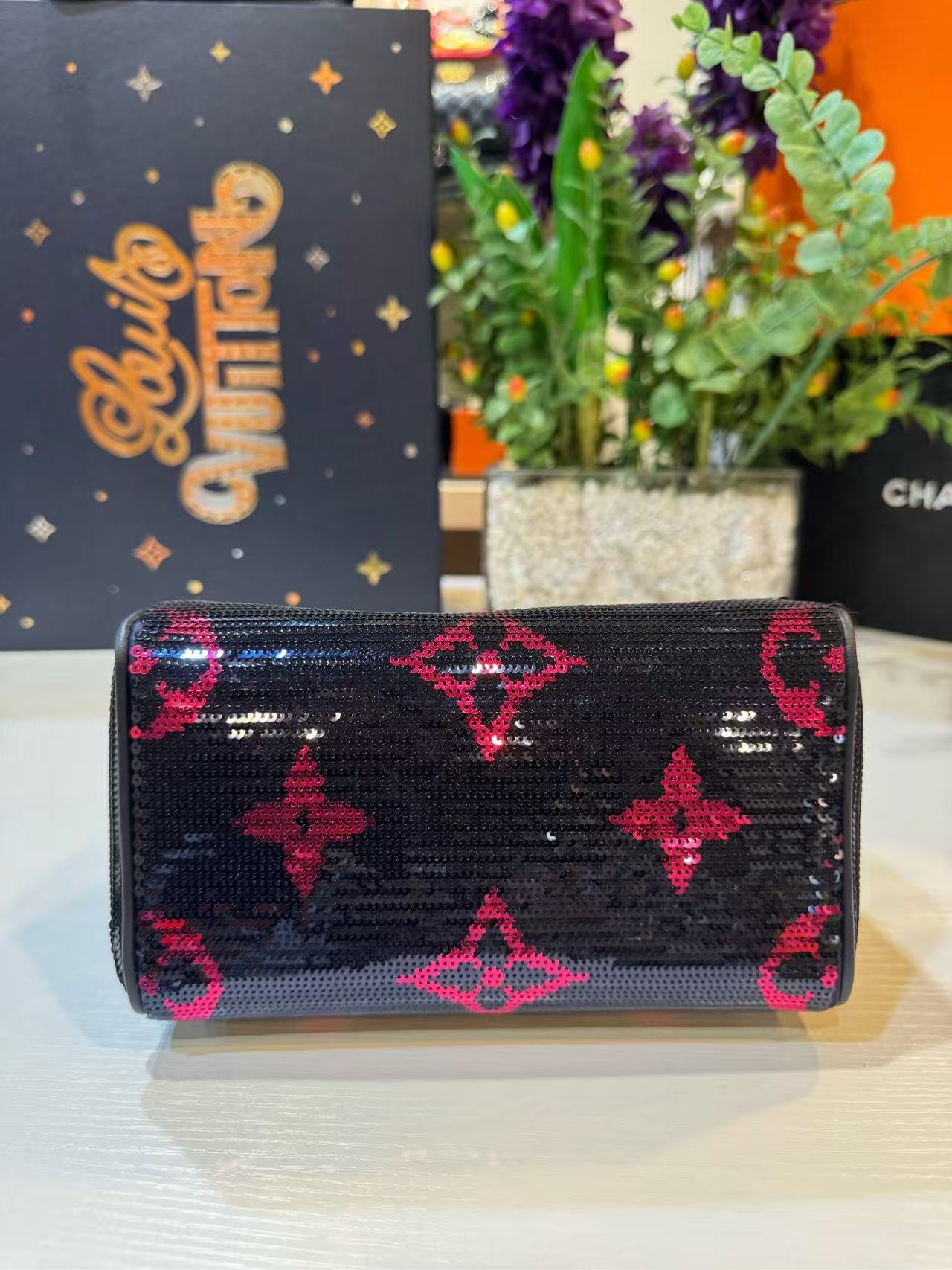 LOUIS VUITTON Bandouliere 18