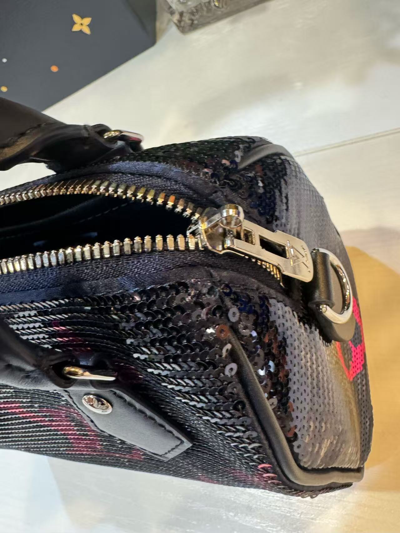 LOUIS VUITTON Bandouliere 18