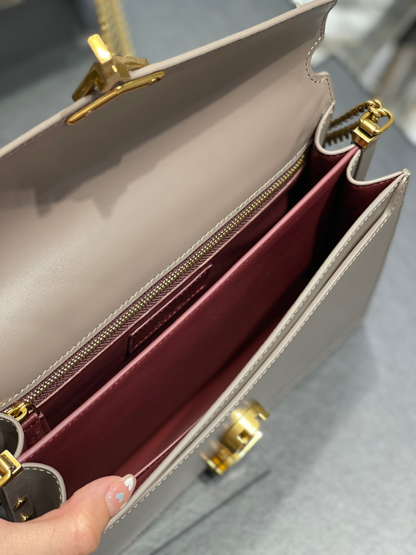 Yves Saint Laurent Cassandra Medium Chain Bag In Grain De Poudre Embossed.6in/