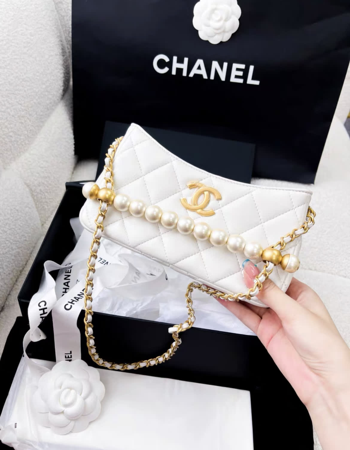 Chanel 24A pearl handle white leather chain bag