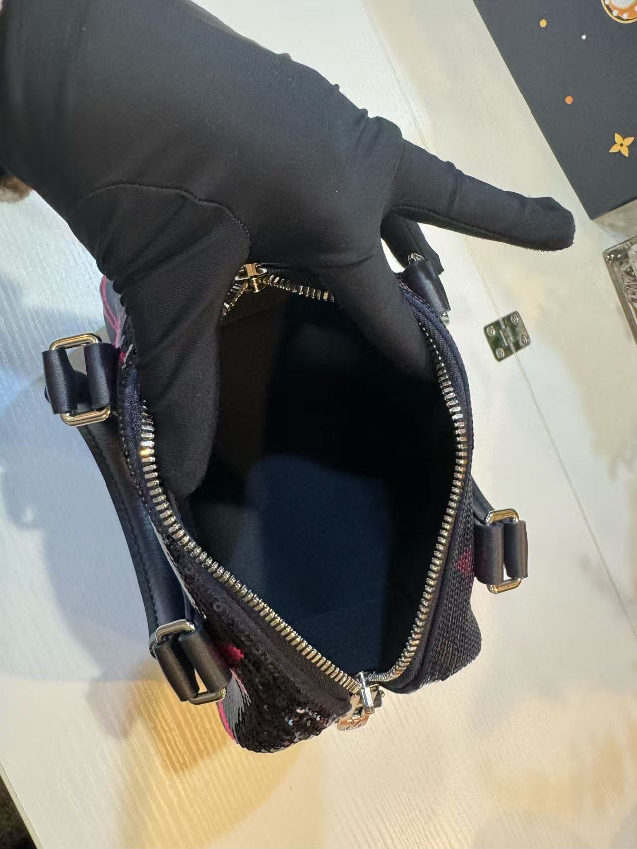 LOUIS VUITTON Bandouliere 18