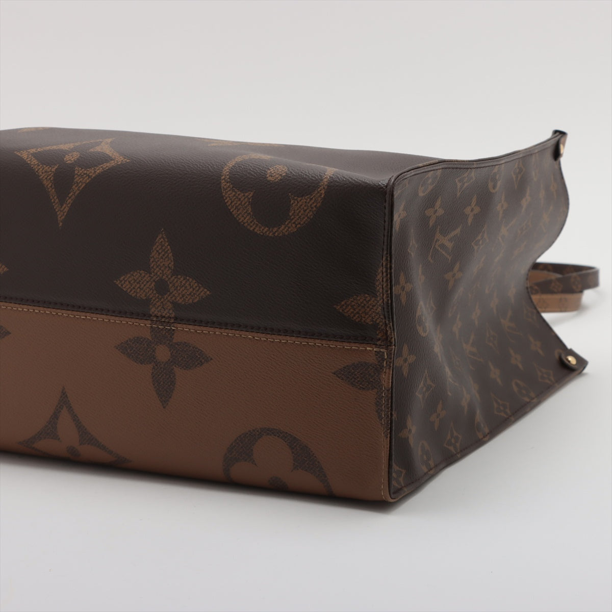 Louis Vuitton Giant Monogram Reversee On The Gor GM M45320