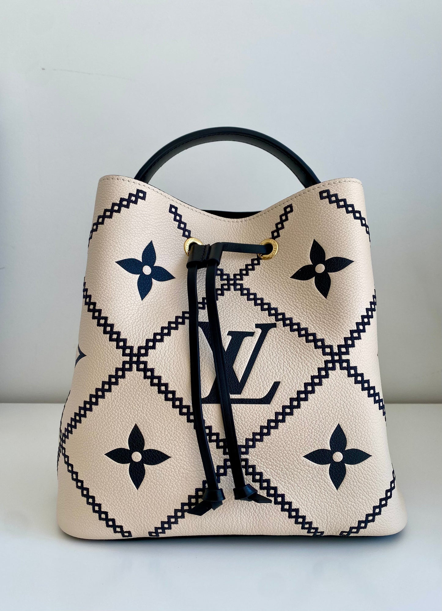 Louis Vuitton Cream NeoNoe MM Crossbody