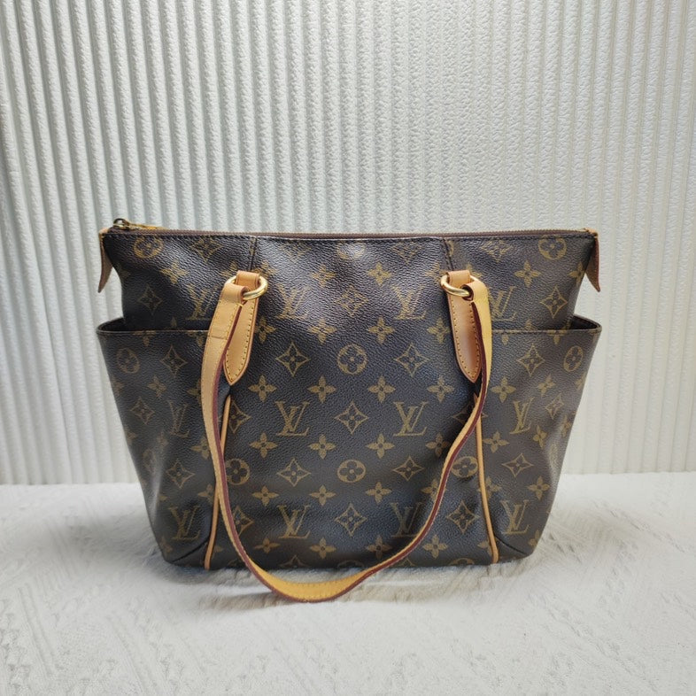 Louis Vuitton Monogram Canvas Tote Bag in Brown