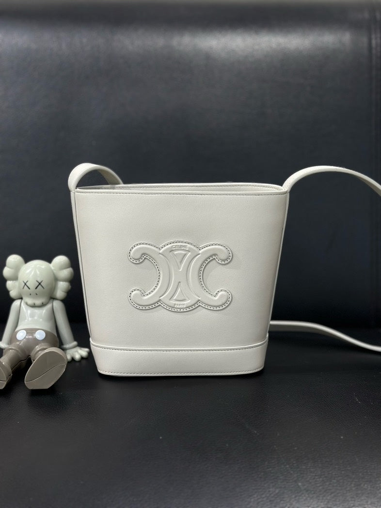 Luxury CELINE Triomphe Bucket Bag White Leather Medium