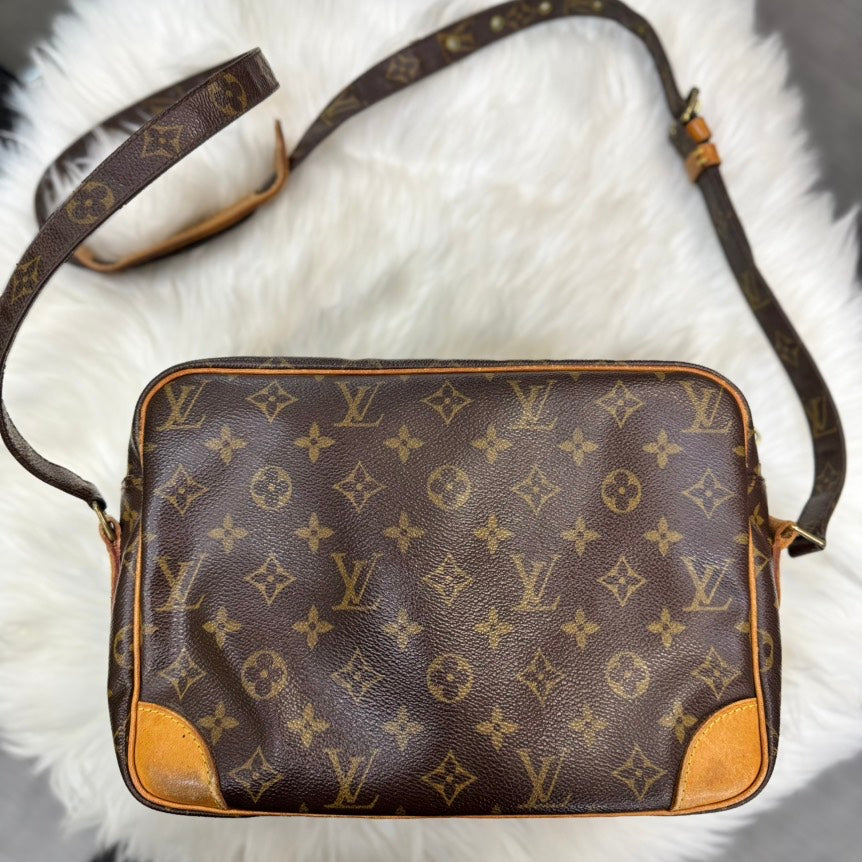 Louis Vuitton Nile Messenger Bag - Monogram Canvas Brown